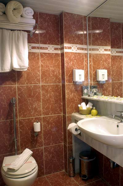 Kos Hotel & Apartments - Bathroom.